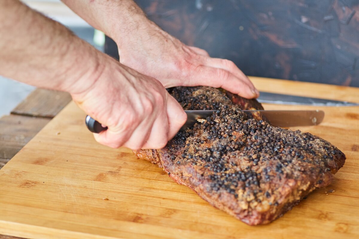 Мясо из-за долгого процесса приготовления получается очень сочный.