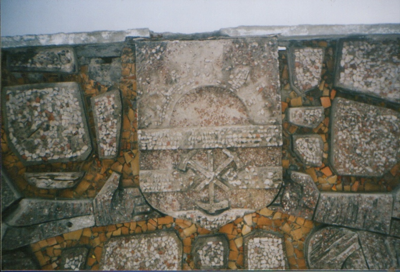 Барельеф неизвестного герба Петрозаводска