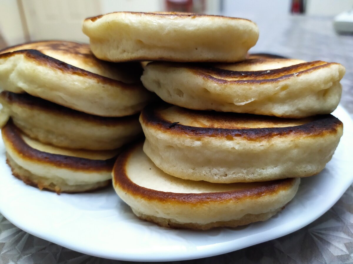 Пышные оладьи на молоке с дрожжами: рецепт - Лайфхакер