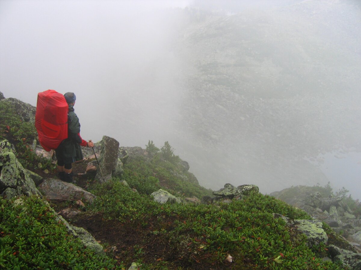Спуск с перевала Курсантов в тумане. Внизу виднеется озеро.