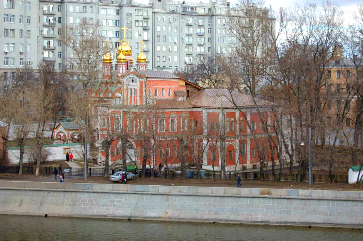 Палаты Аверкия Кириллова на фоне Первого Дома Советов// фото из открытых источников