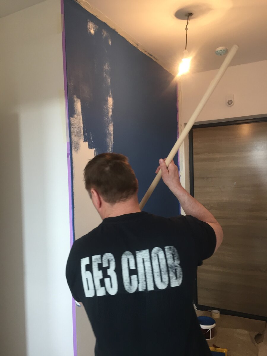 На угол стены наклеили малярный скотч, чтобы выдержать четкую грань цветов