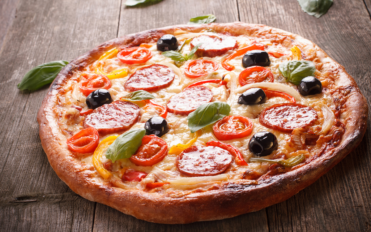 Источник: https://s1.1zoom.ru/b5050/131/Fast_food_Pizza_Olive_Sausage_Wood_planks_566504_1920x1200.jpg Текст взят с сайта: https://ifbest.org/strannie-zakoni-v-raznikh-stranakh
