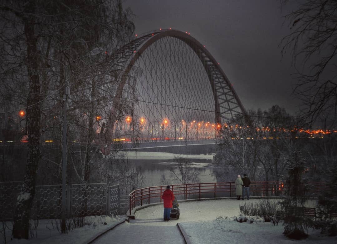 Смотровая площадка с видом на вечерний Бугринский мост. Фото Оли Быковой (@olka_bykova )