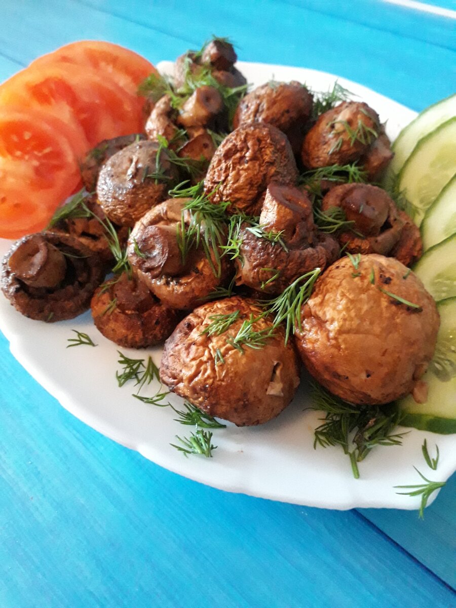 Такой шашлык не уступает мясному ни по вкусу, ни по количеству белка. А если готовить одновременно шашлык из мяса и из шампиньонов - грибы съедают первыми. Проверено!