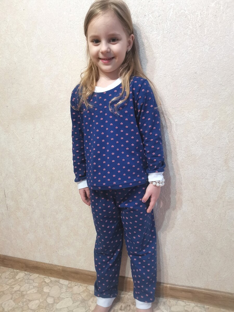 Штаны задом наперед надела, поэтому немного висят 