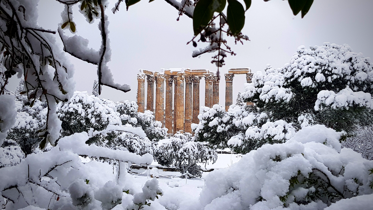 Заснеженный Зевса Олимпийского храм в Афинах
