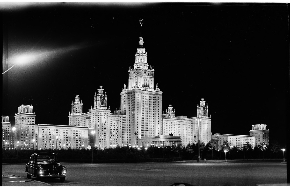 Открытка, которую Николай Матвеевич подарил мне на " Восьмое Марта"