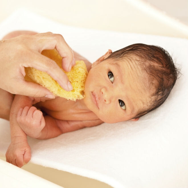 Первое купание происходит еще в роддоме, и выполняет его медсестра. После выписки же, у мамы или папы появляется возможность самостоятельно мыть новорожденного.-2