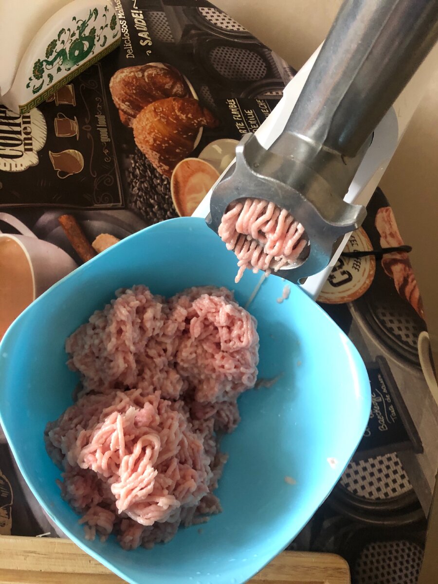 Фарш из кролика 750 гр , один ломтик белого хлеба замоченный в молоке, лук репчатый 1 шт, соль, перец чёрный, 1/2 стакана риса. 