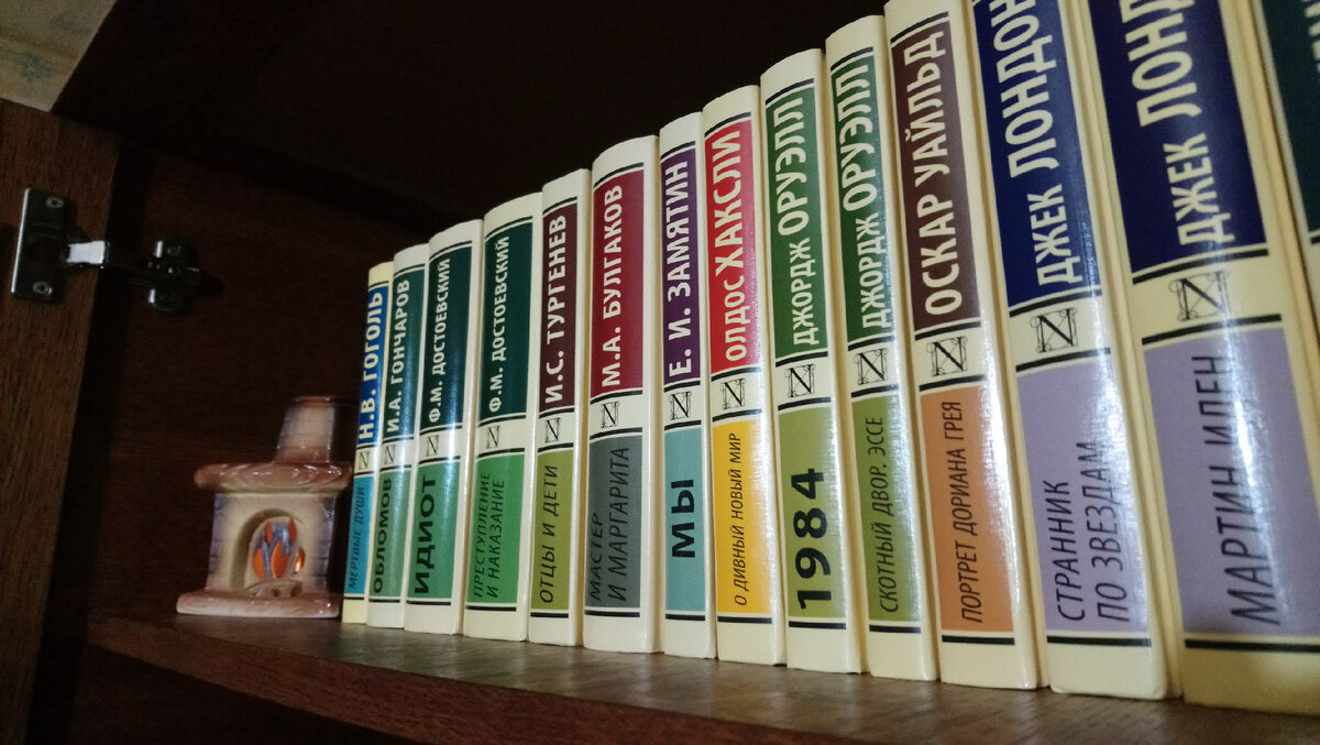 Свечка в печке горит. 