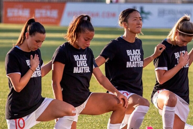 Почему не пррписано в регламенте - на какое колено вставать следует?