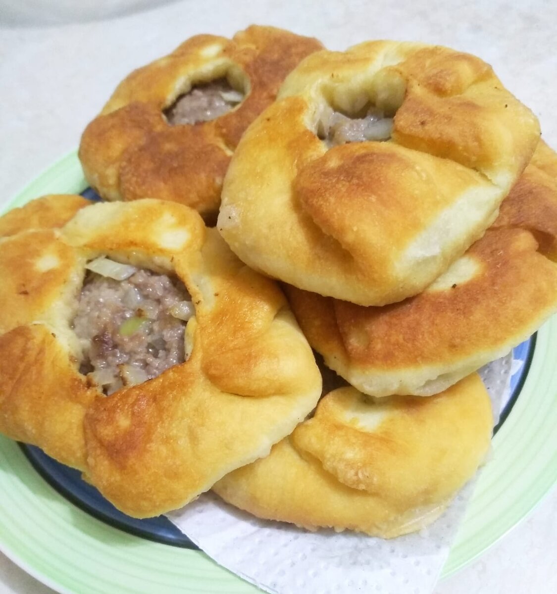 Мясные беляши с открытой начинкой.