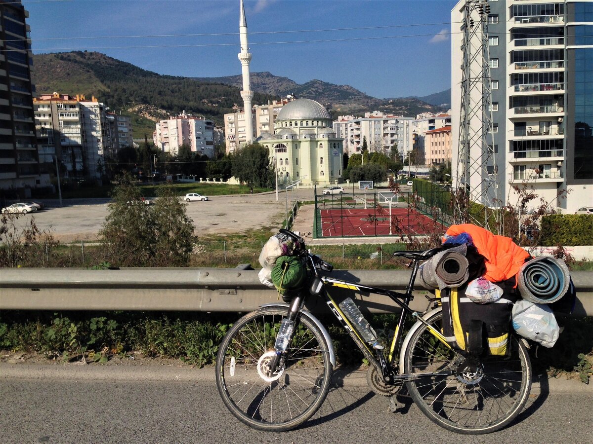 Мой велосипед на окраине города Измир. Фото автора