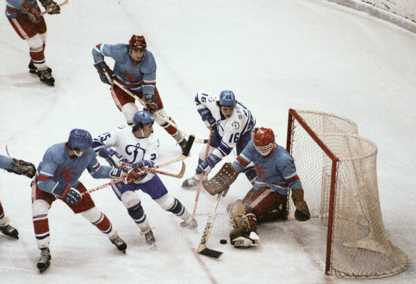 Изображение с Яндекс .Картинки (матч "Динамо Москва"- "Крылья Советов". В воротах "Крылышек" молодой голкипер В.Мышкин).