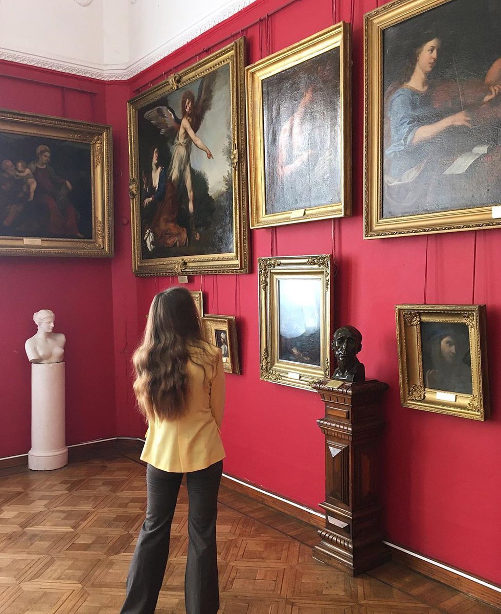 картина в музее. тульский музей изобразительных искусств картины. обди в картинной налерее. фотосессия в картинной галерее. испания музей прадо картинная галерея.