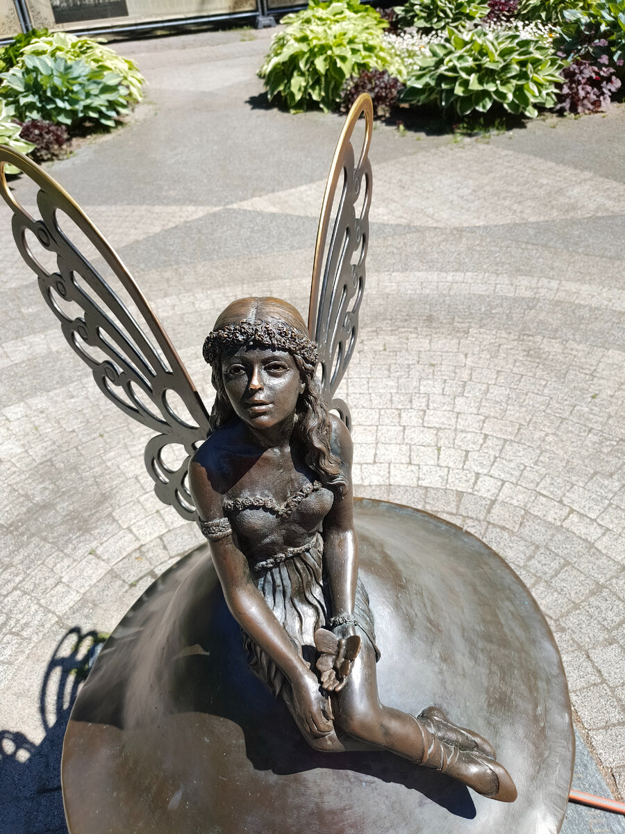 Скульптурная композиция "Сказочный гриб и Лесная фея" в Центральном парке Калининграда.
