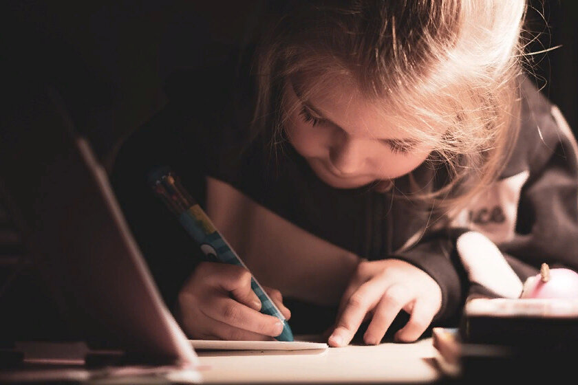 Что делать, если ребенок не хочет учиться, а от одной мысли, что скоро в школу, у него портится настроение? Мы предлагаем вам пять простых советов для родителей, как мотивировать ребенка на учебу. 