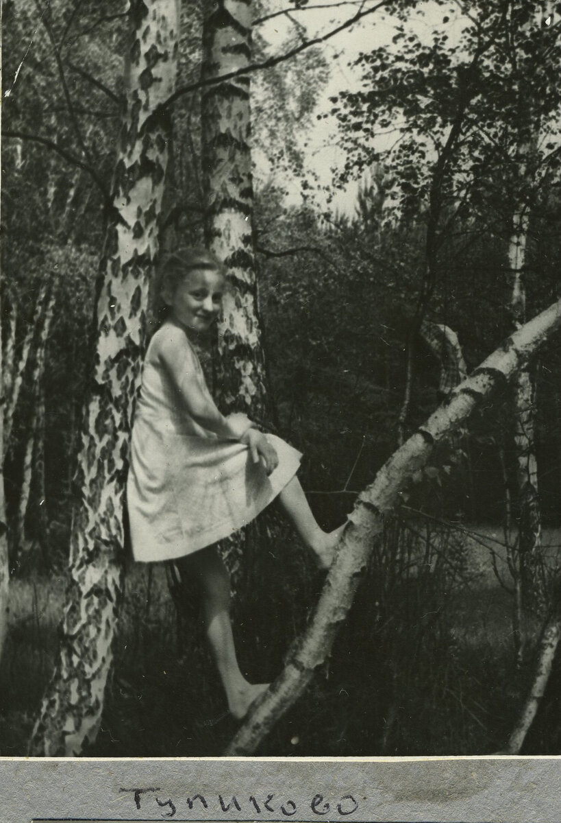 Фото тех лет из старого альбома. Это я, а надпись сделал мой папа