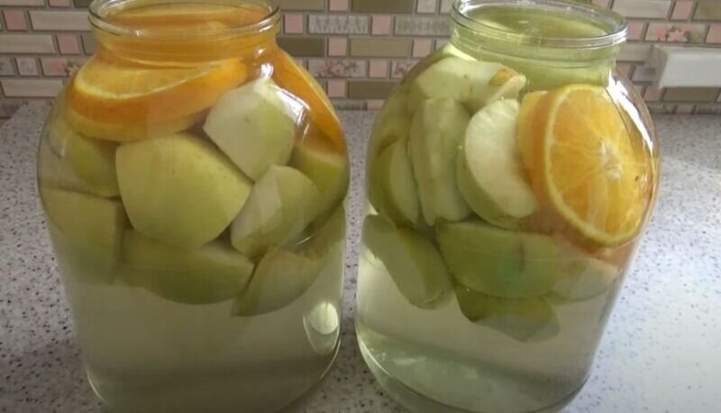 Лимонную кислоту добавляют в компот. Компот из яблок дольками на зиму на 3 литровую. Лимонная кислота для компота. Яблочный компот из свежих яблок на зиму на 3 литра. Мятно яблочный компот.