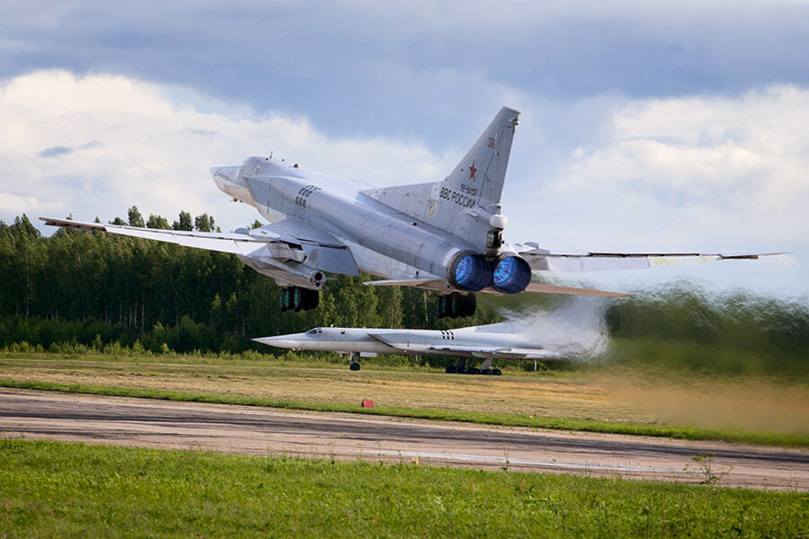 Взлетает стратегический ракетоносец Ту-22м3