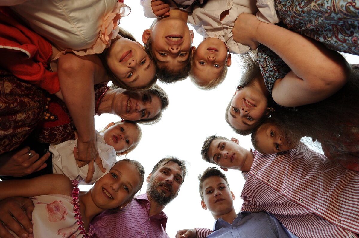 Семья Лобачевых: Алексей, Маргарита и 9 детей: Петр, Агния, Доброслав, Полина, Владимир, Лада, Светозар, Гордей, Всеволод. (Фото: Алексей Титов)