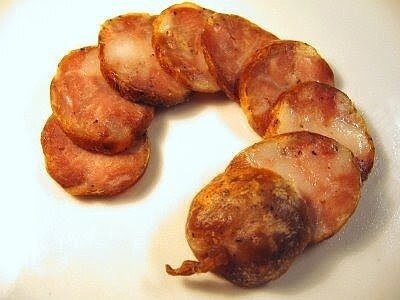 Домашняя колбаса из курицы
 
Самая вкусная из всех колбас – это, конечно же, домашняя колбаса, сделанная своими руками, без всяких вредных добавок и примесей. 
Советую прочитать полностью ! 
Ингредиенты: 
-500 г куриного мяса (у меня куриная грудка), 
-3 зубчика чеснока, 
-200 мл сливок, 
-2 яичных белка, 
-1 ч.л. соли, 
-1 ч.л. сладкой молотой паприки, 
-черный молотый перец 
-специи и травы по вкусу. 
 
Первый вариант: 
Куриное мясо пропустить через мясорубку. 
Чеснок измельчить и добавить в куриный фарш. 
Затем добавить в куриный фарш сливки, яичные белки и специи и очень хорошо вымесить, чтобы получилась однородная масса. 
Выложить полученный куриный фарш в фольгу и плотно завернуть и закрутить концы. 
Сверху фольгу обернуть несколькими слоями пищевой пленки и завязать концы ниткой, так чтобы не проникла вода. 
Выложить в кастрюлю заполненную водой, так чтобы вода покрывала колбасу и варить 30-40 минут. Вынуть из воды и остудить. 
Положить домашнюю вареную колбасу в холодильник на ночь. 
 
Второй вариант: начинить кишки. Связать с обеих сторон ниткой. Сделать в колбасе несколько проколов тонкой иглой 
Воду довести до кипения и посолить. Варить колбасу при очень слабом кипении. Остудить.