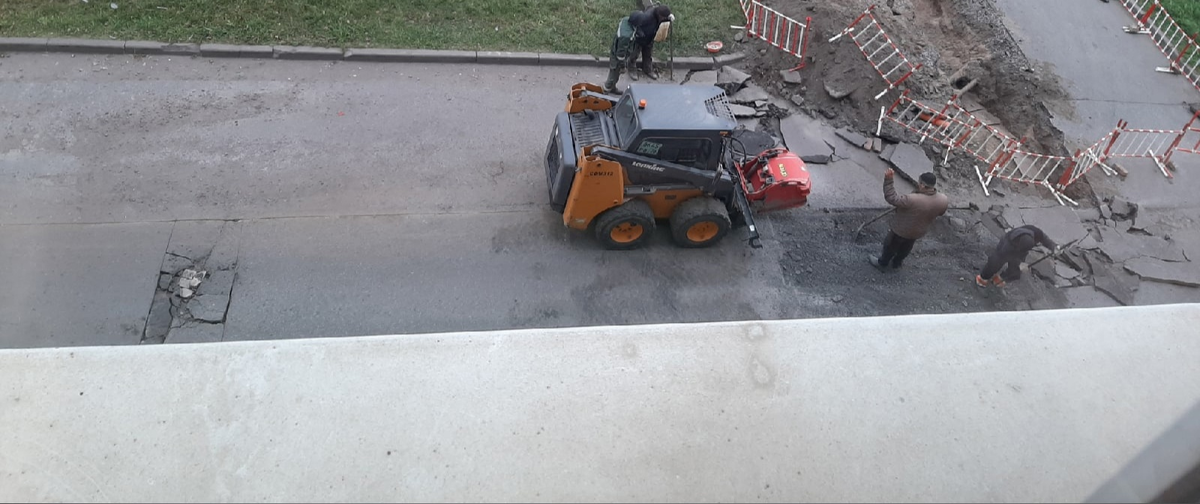 Заодно какую-то трубу чинят