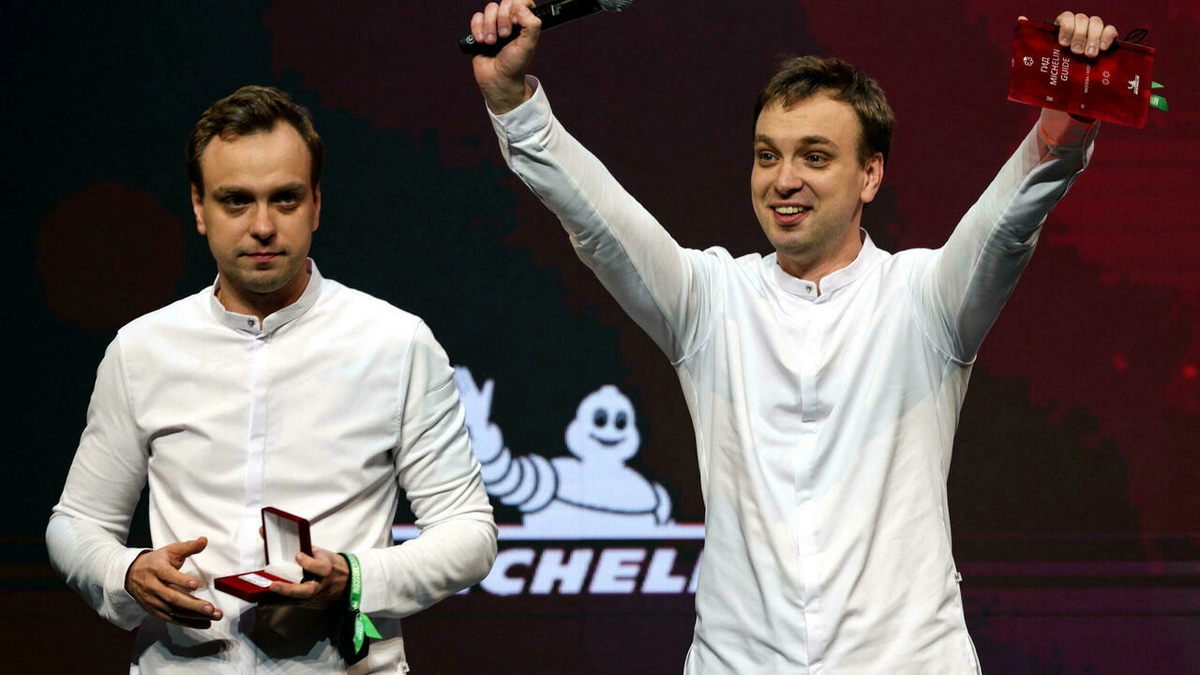 фото france24.com: Ivan and Sergey Berezutskiy of Twins Garden celebrate after the restaurant was given two Michelin stars during a ceremony unveiling the Michelin Guide for Moscow at the Zaryadye Concert Hall in Moscow on October 14, 2021. © Dimitar Dilkoff, AFP 