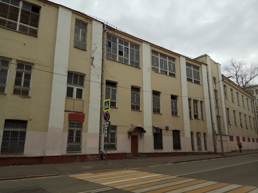 Вид бывших бань с улицы