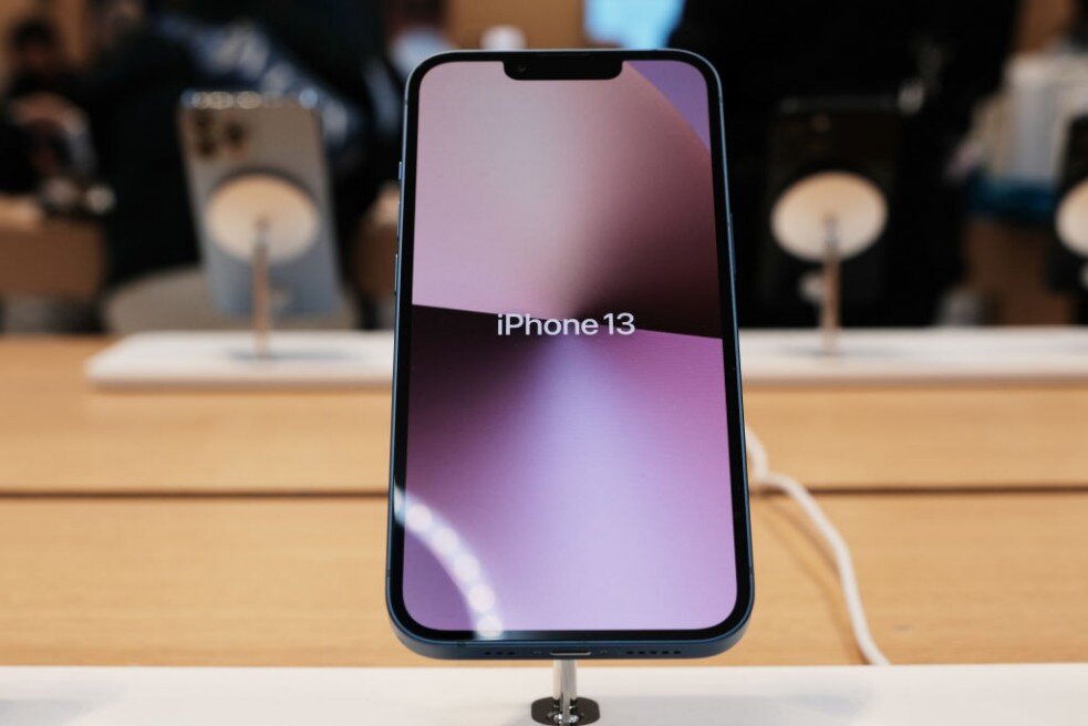 Apple выпускает обновление Apple iOs 15.1 и iPadOS 15.1 для совместимых устройств. Основная функция обновления объединяет SharePlay и FaceTime. ФОТО: СПЕНСЕР ПЛАТТ / GETTY IMAGES