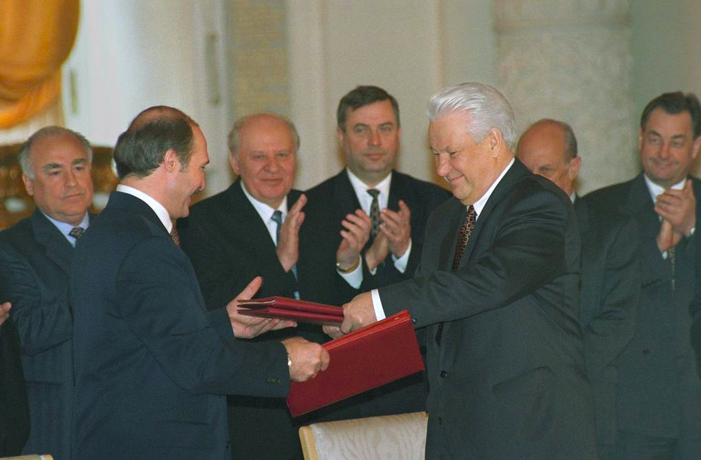 Году было подписано соглашение. Ельцин Лукашенко 1999 подписание. 2 Апреля 1996 года Борис Ельцин и Александр Лукашенко. Лукашенко и Ельцин Союзное государство. 8 Декабря 1999 Ельцин Лукашенко
