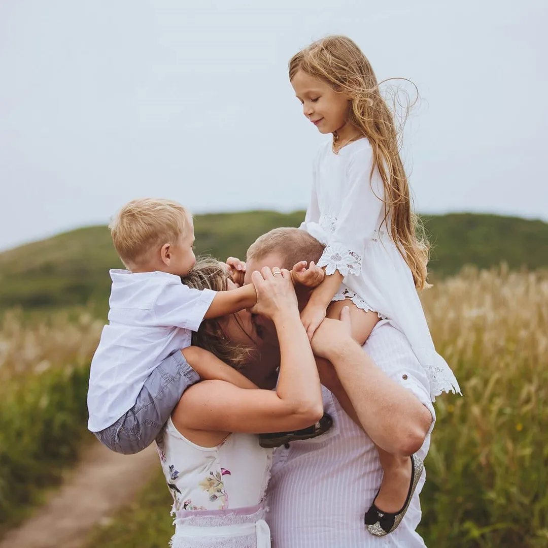 Родители испытывают особую привязанность к детям противоположного пола из-за бессознательной тяги — так этот феномен объясняют некоторые психологические теории. Причем и сами дети проявляют ответную любовь к родителю, чей пол отличается от их собственного.