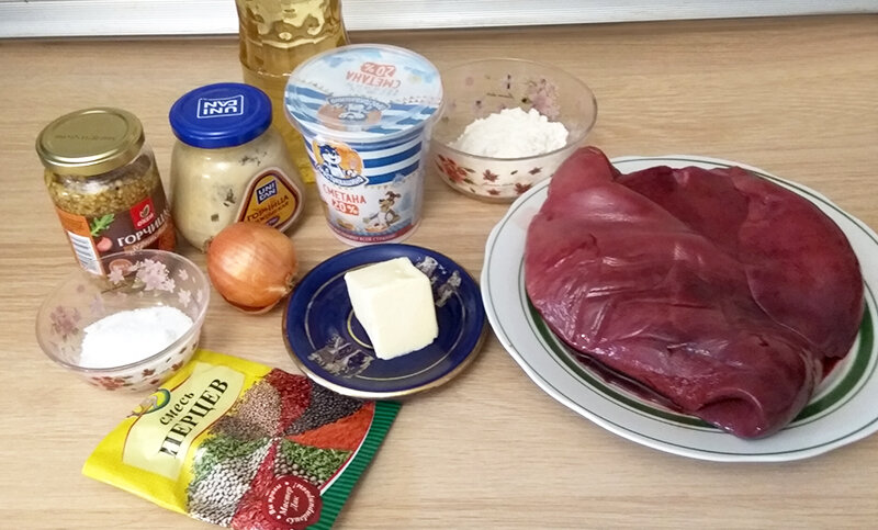 Свиная печень в сметанном соусе на сковороде: рецепт - Лайфхакер