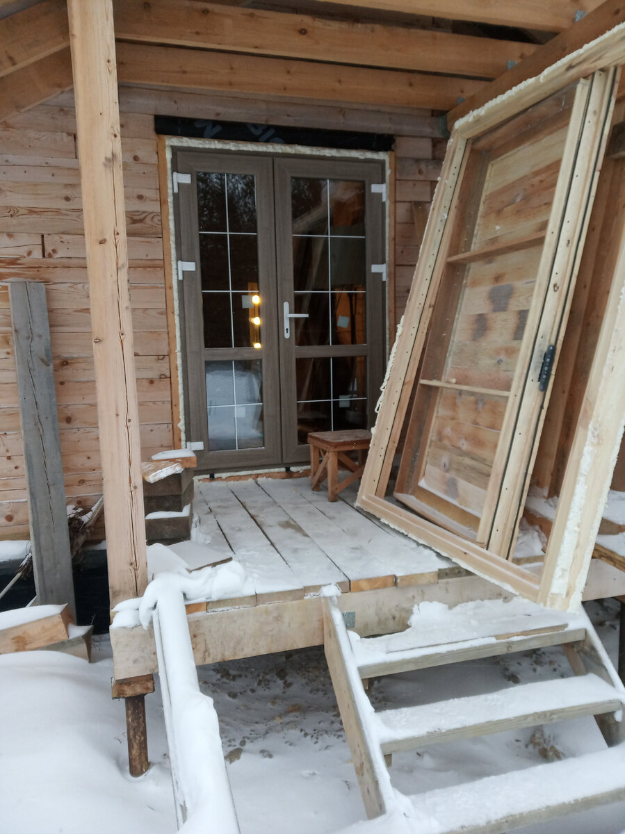 Если днем включить свет, то тоже не особо что то видно