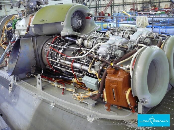 Открытые капоты вертолета Ми-8.