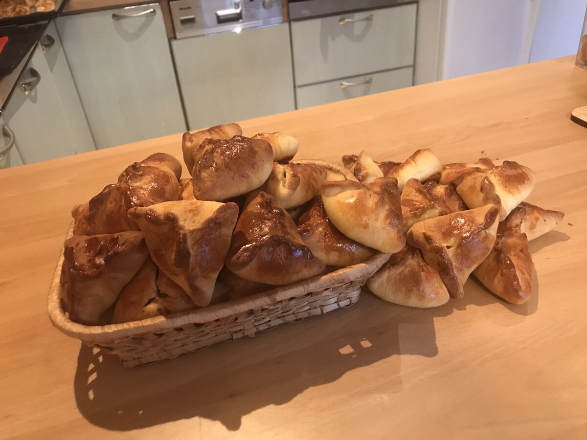 #Пирожки с мясом. Вся изюминка в начинке.#Тесто , приготовленное в хлебопечке (можно любое дрожжевое тесто):