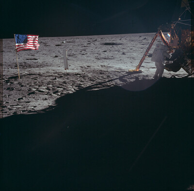 Армстронг снимает панораму с юга.