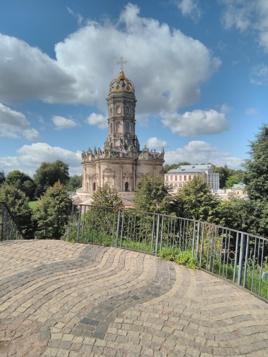 Храм Знамения в Дубровицах, вид со смотровой площадки. Фото автора.