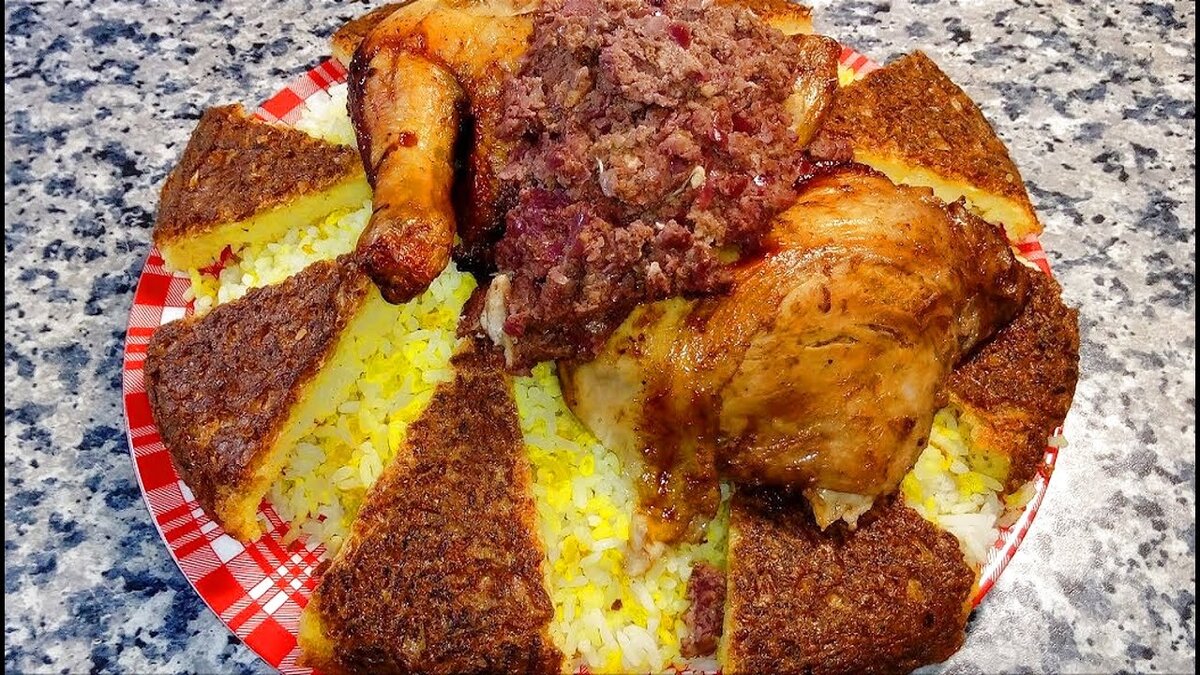 Плов с курицей лявянги. Фаршированная курица, запеченная в духовке. "Лявянги" в переводе означает «внутри живота». Это блюдо талышской кухни, народа проживающего на юге Азербайджана. 
Ингредиенты:
курица - 1.400 кг.
пастила из алычи - 100 мл.
грецкие орехи - 130 гр.
красный лук - 3-4 шт.
черный перец и соль по вкусу
айва - 2 шт.
Для плова:
рис длиннозерный - 800 гр.
соль, куркума по вкусу
топлёное масло - 80 гр.
Для корочки гахмах:
яйцо куриное - 2 шт.
йогурт - 70 мл.
рис полуготовый - 5-6 ст.л.
топленое масло - 3 ст.л.
соль, куркума, черный перец по вкусу