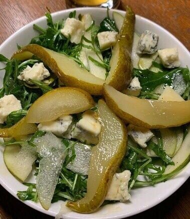 Салат с рукколой и карамелизированной грушей. Источник: Скриншот рецепта kulinarniy_genii в Instagram