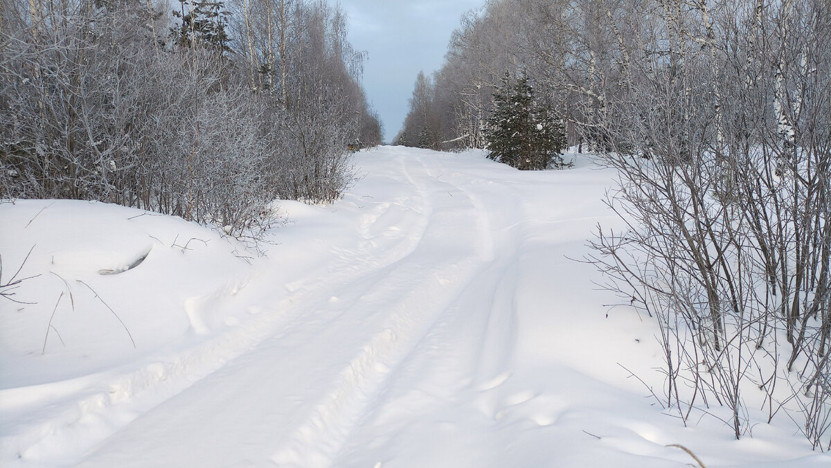 Начало пути, машина уже начала зарыться в снег. Листайте дальше ->