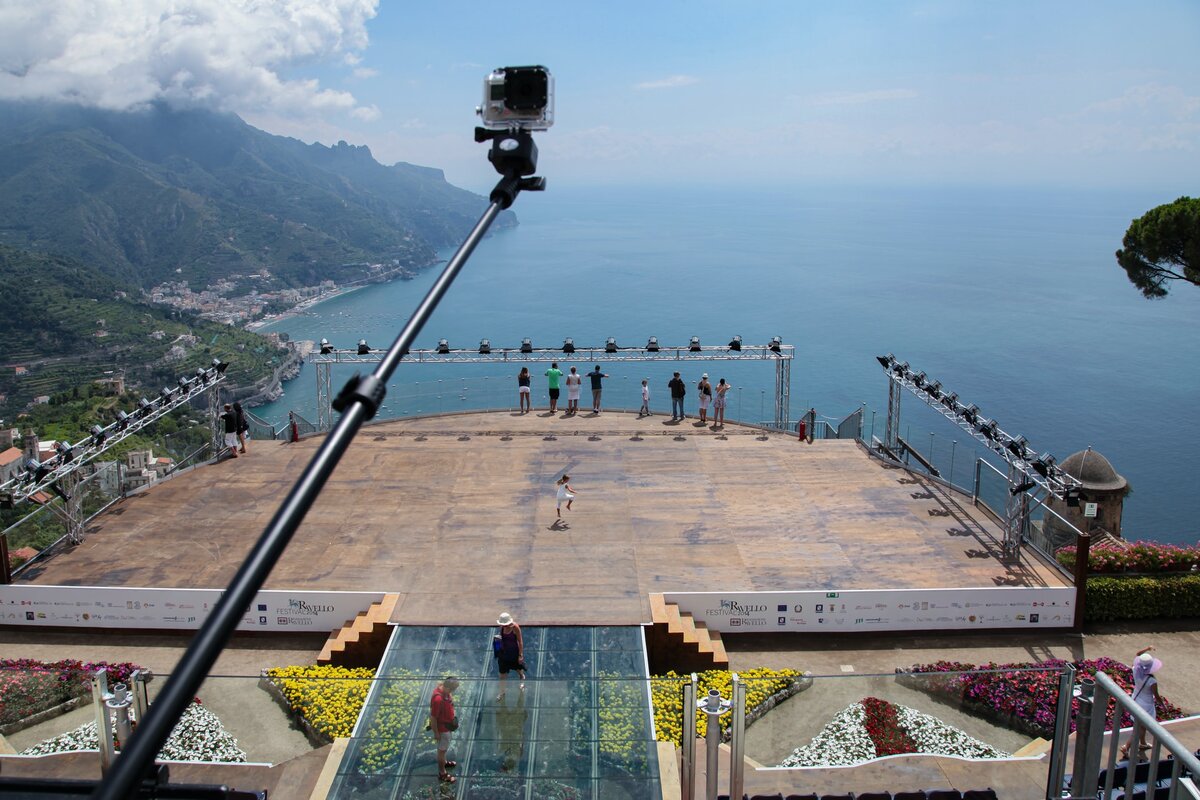 Случайные прохожие могут мешать построению кадра. Поэтому следует запасаться временем и терпением для спокойной съемки