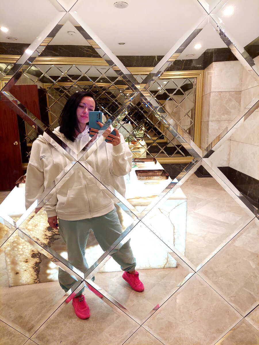 Сейчас меня мало волнует мнение окружающих.  Как и их жизнь. Я сосредоточена на себе