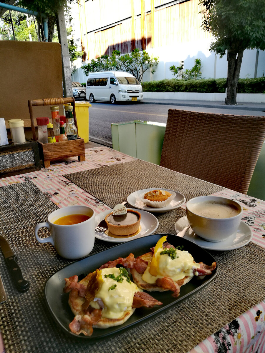 Завтрак в кафе L'Opéra - Яйца Бенедикт, Апельсиновый сок, Пирожные и Кофе