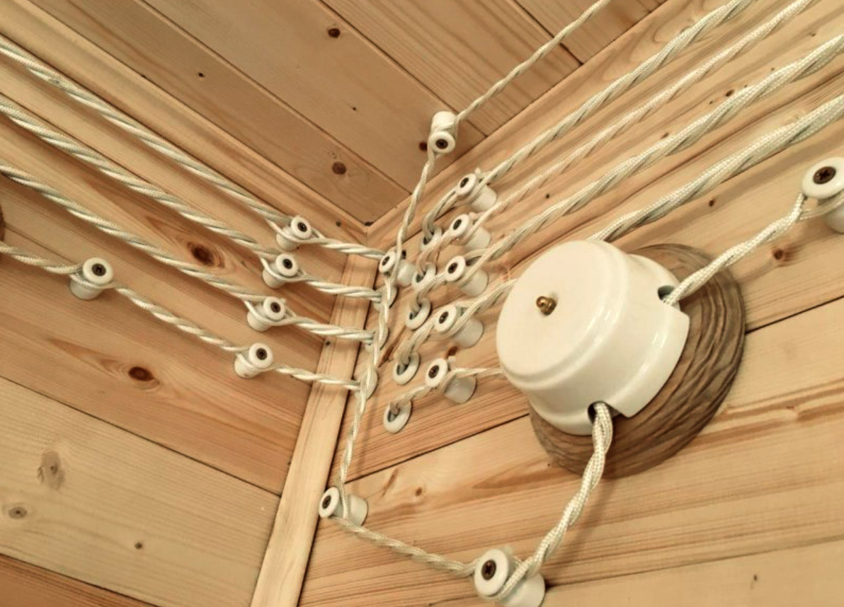 Плетеная проводка в деревянном доме фото