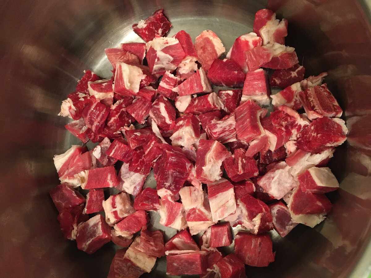 Мясо говядины режем на кусочки