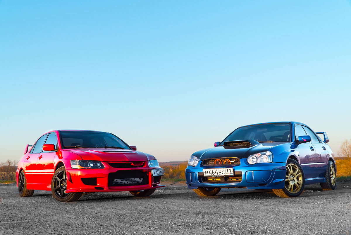 Слева на фото Mitsubishi Lancer Evolution, справа Subaru WRX STI