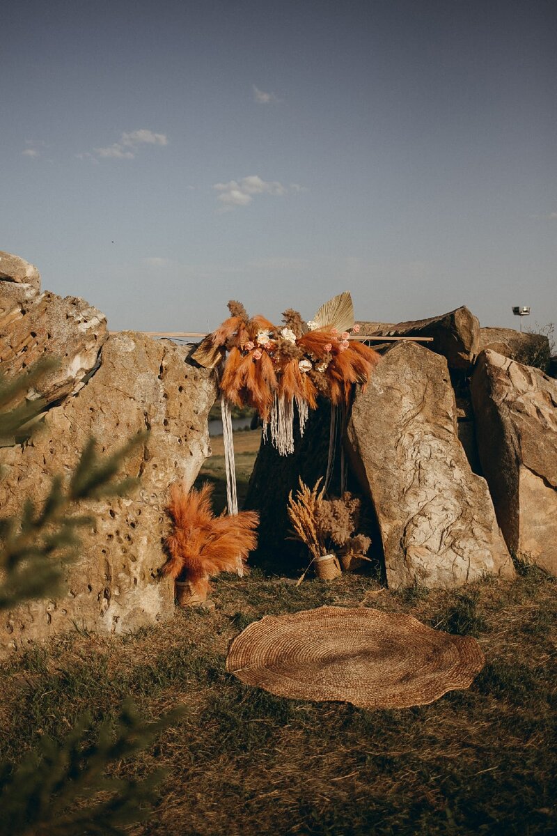 Здесь очень крупный декор, и не видно моего плетения. На этой свадьбе использовалась арка номер 2.