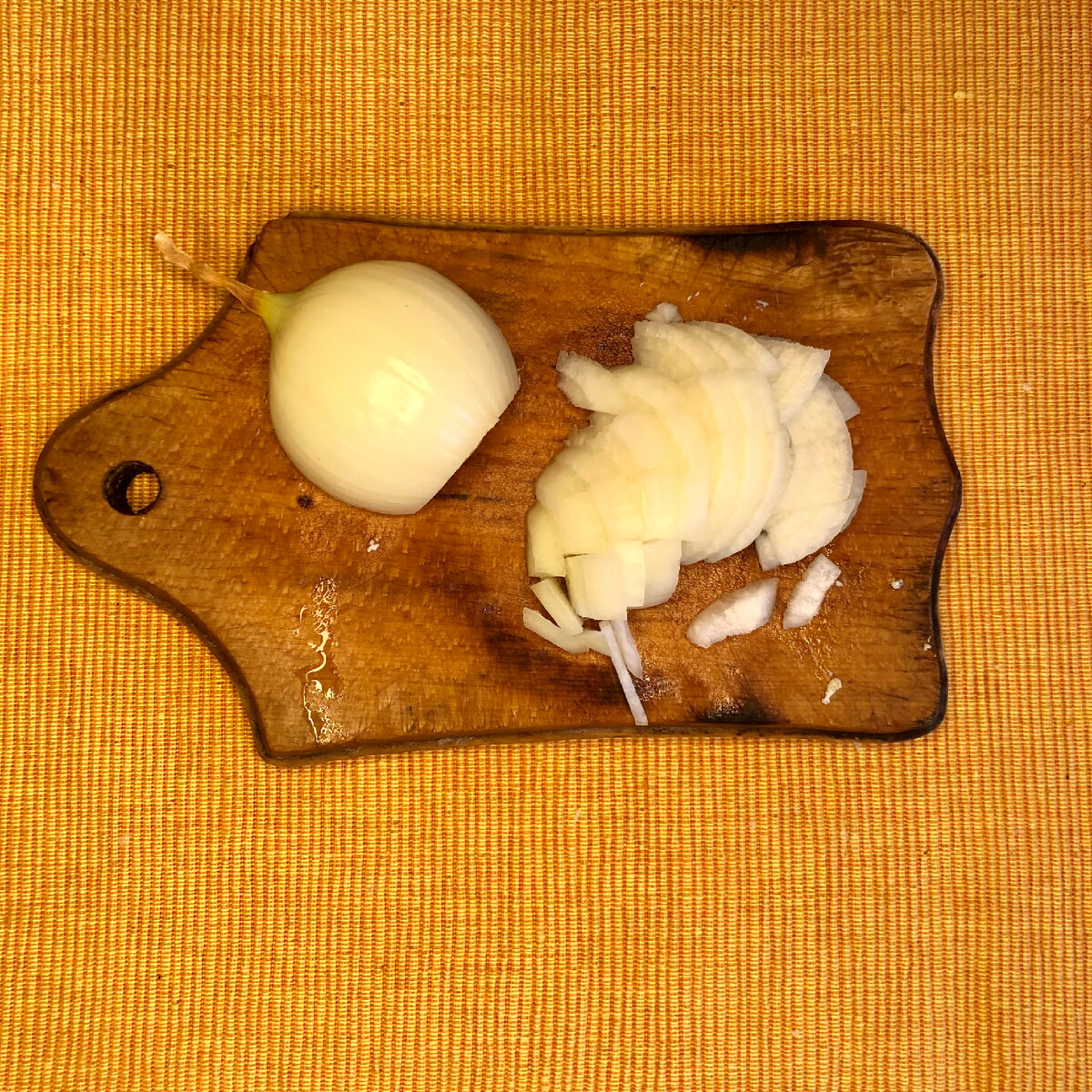 Репчатый лук для обжарки можно нарезать кубиками или тонкими полукольцами. 